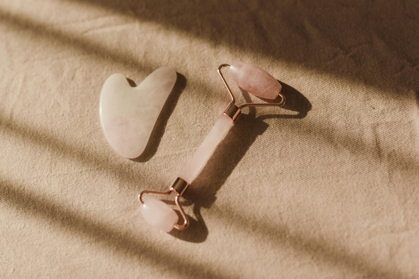 Roller & Gua Sha en Quartz Rose Naturel – Anti-Âge
