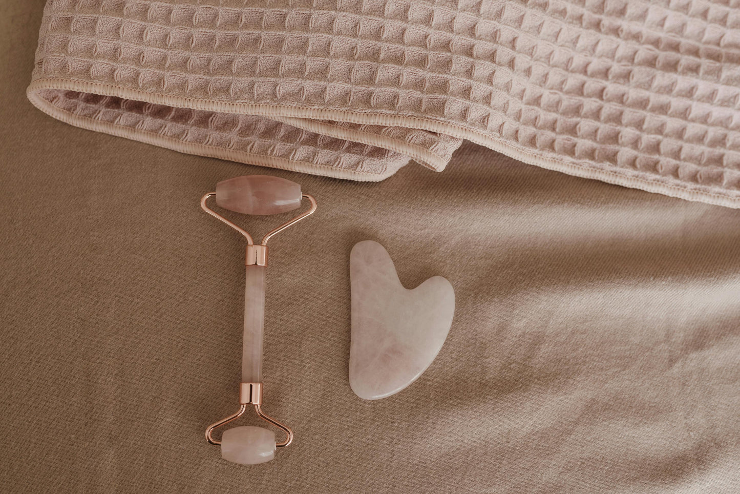 Roller & Gua Sha en Quartz Rose Naturel – Anti-Âge