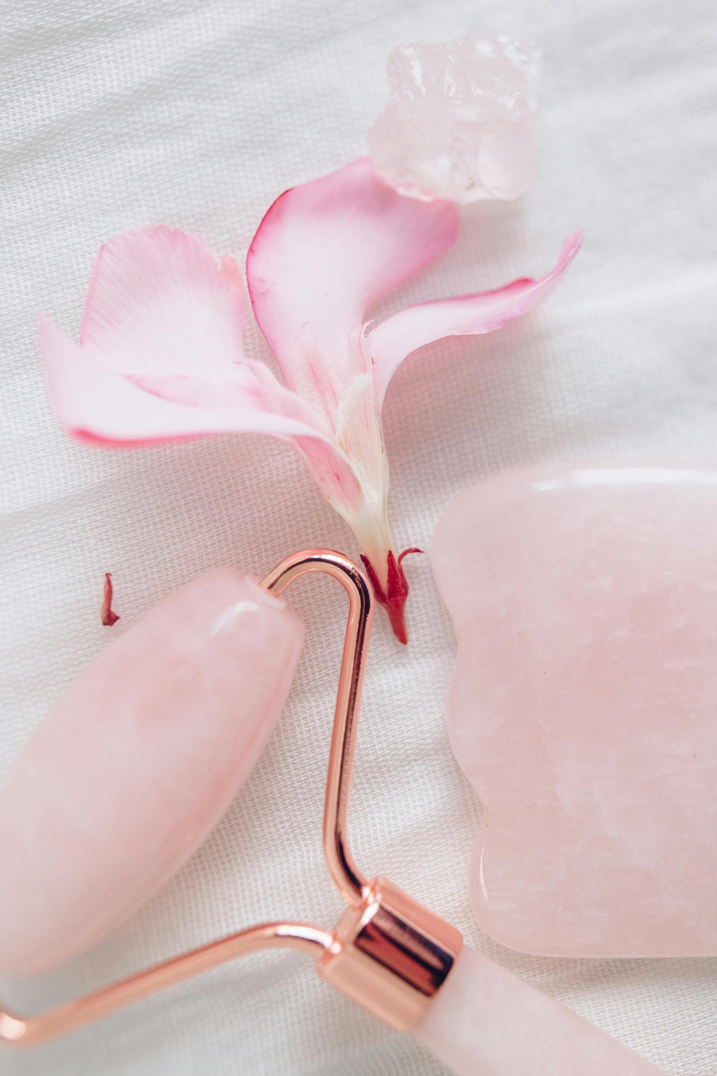 Roller & Gua Sha en Quartz Rose Naturel – Anti-Âge